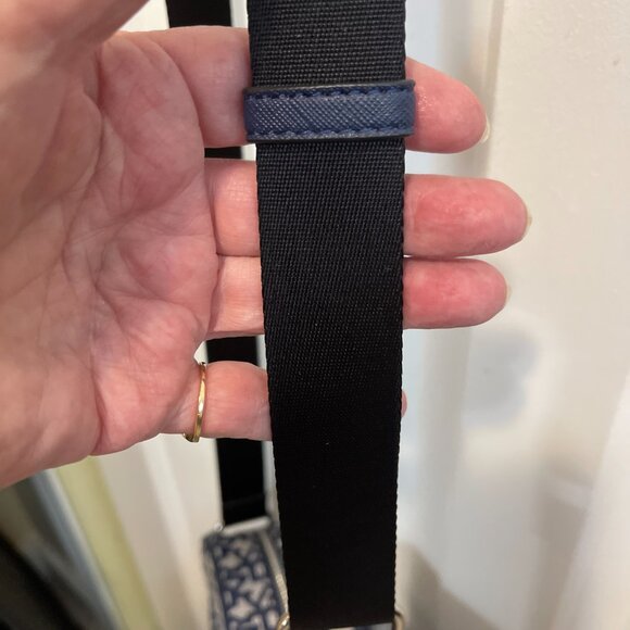 DKNY cute small little carry bag to sling over your shoulder with flair - Picture 7 of 9